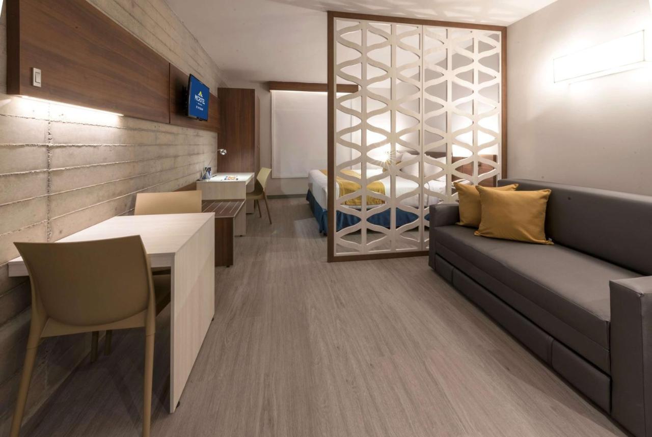 Microtel Inn & Suites By Wyndham Guadalajara Sur Palomar Exterior photo